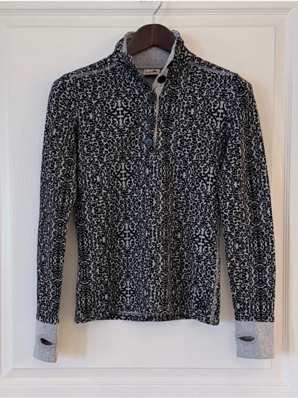 Kavu Women's Black and Gray Patterned Zip-Up Pullover